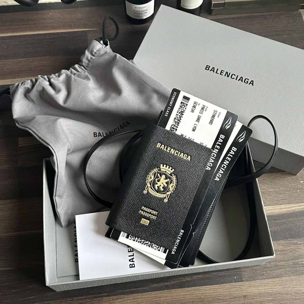 Balenciaga Black Men's Passport Phone Holder（7877332AA3R1000）