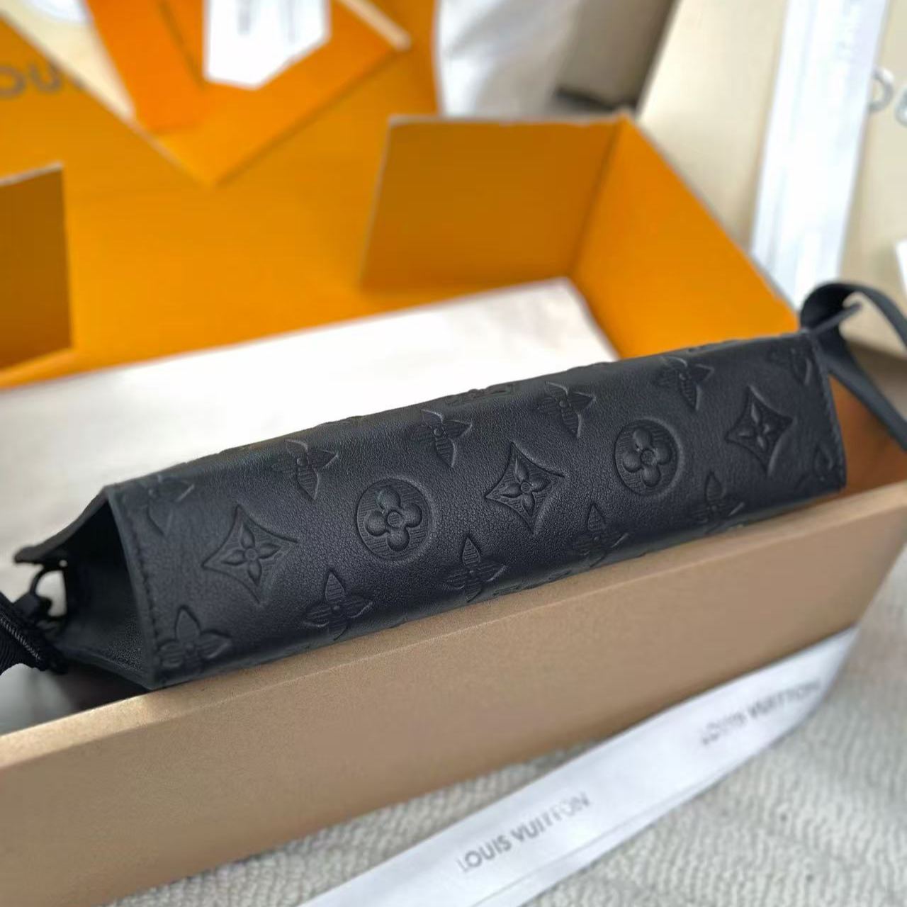 Louis Vuitton Gaston Wearable Wallet（M81115）