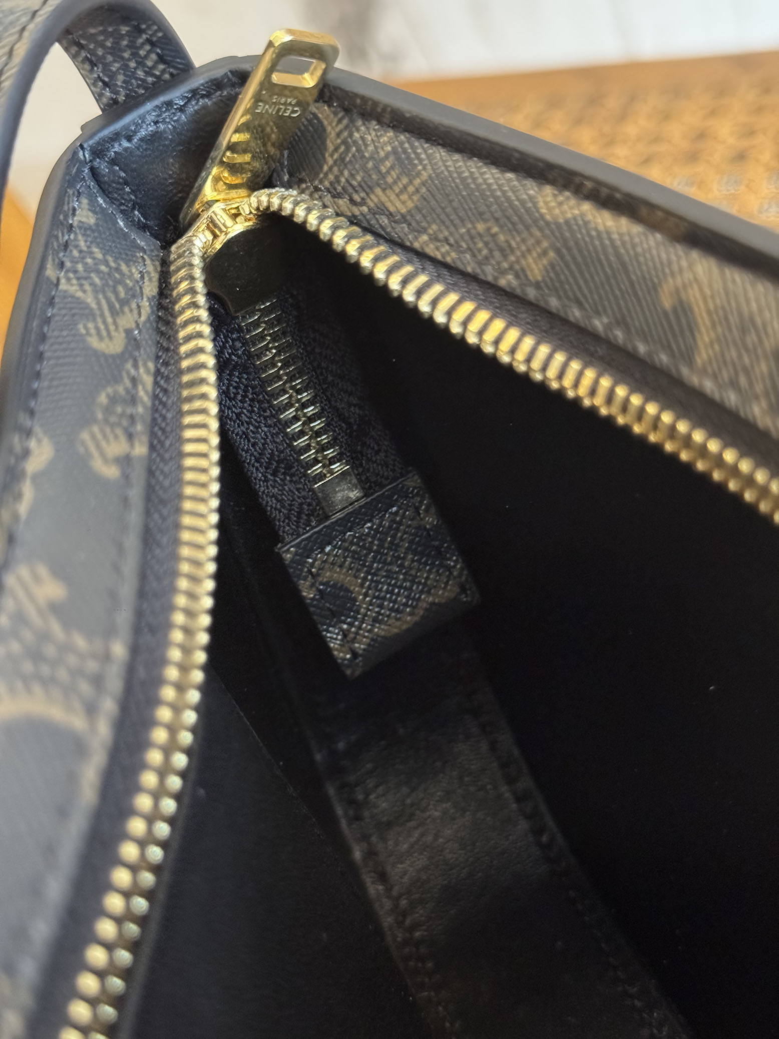 CELINE Tina Shoulder Bag / Glossy Calfskin（123053BF4.38NO）