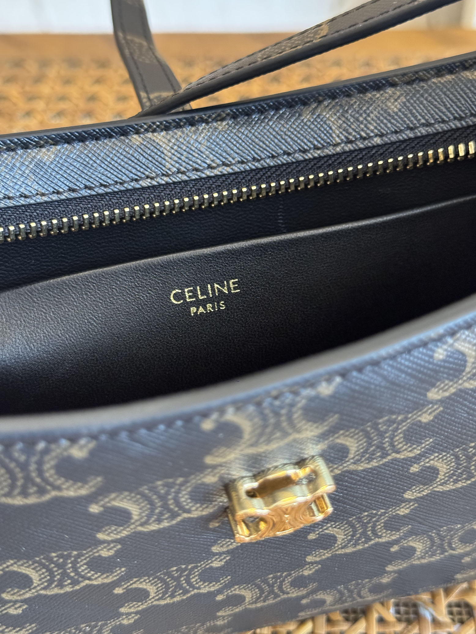 CELINE Tina Shoulder Bag / Glossy Calfskin（123053BF4.38NO）