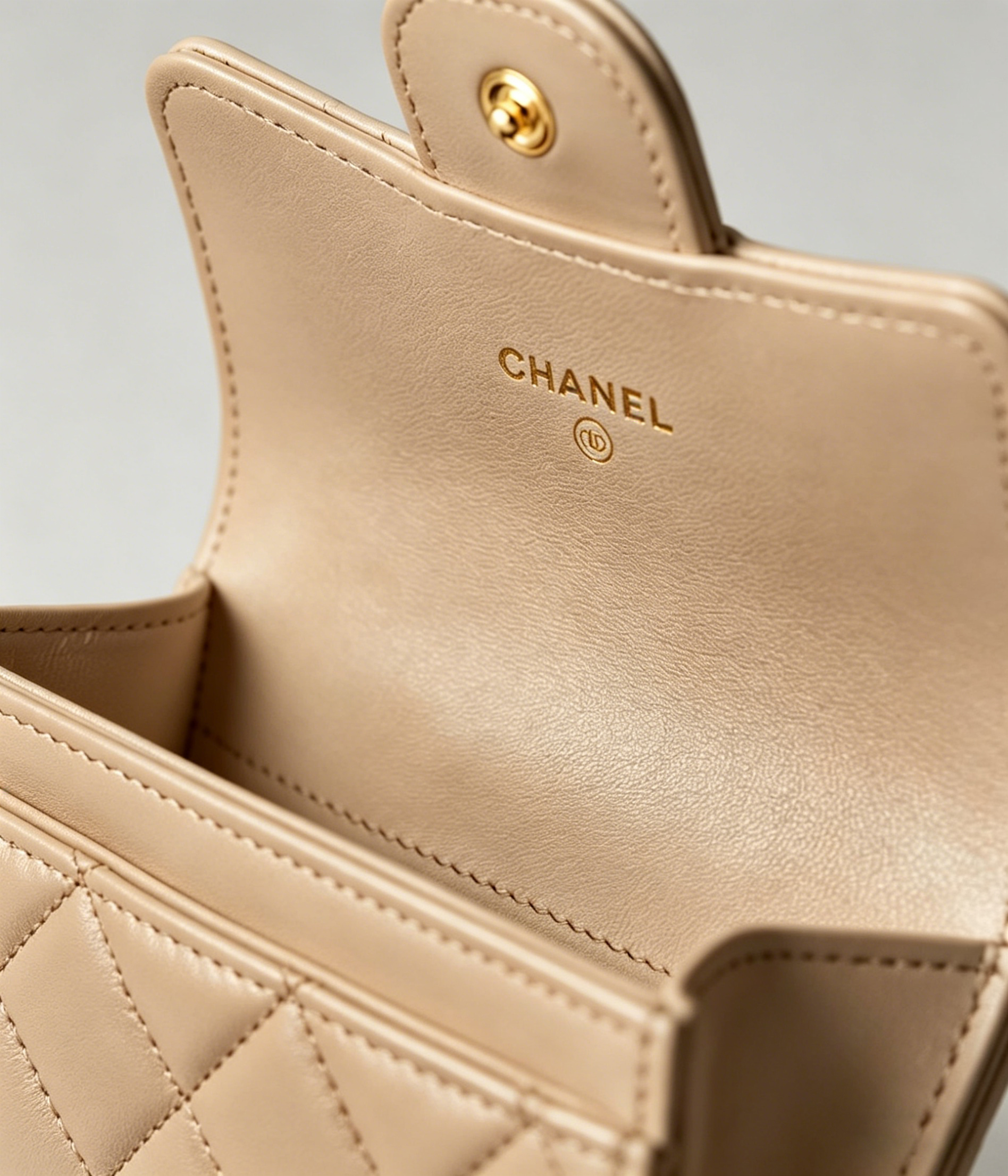 クラシック フラップ カード ケース / ライトブラウン