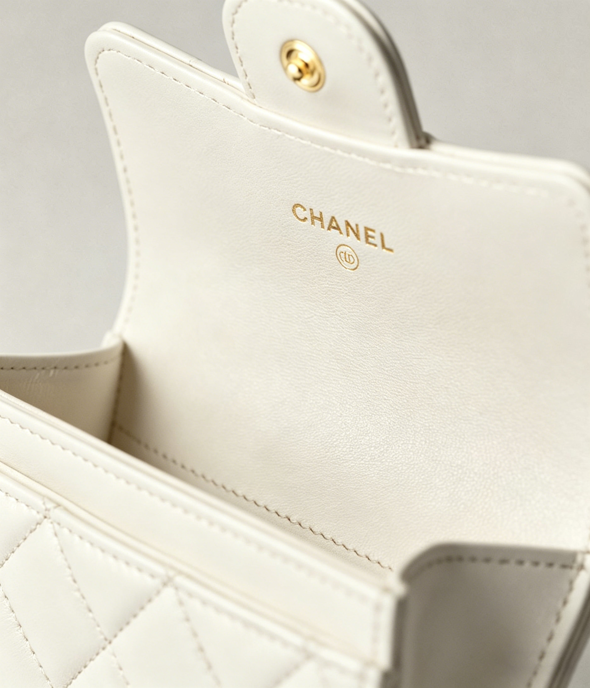 クラシック フラップ カード ケース / ホワイト