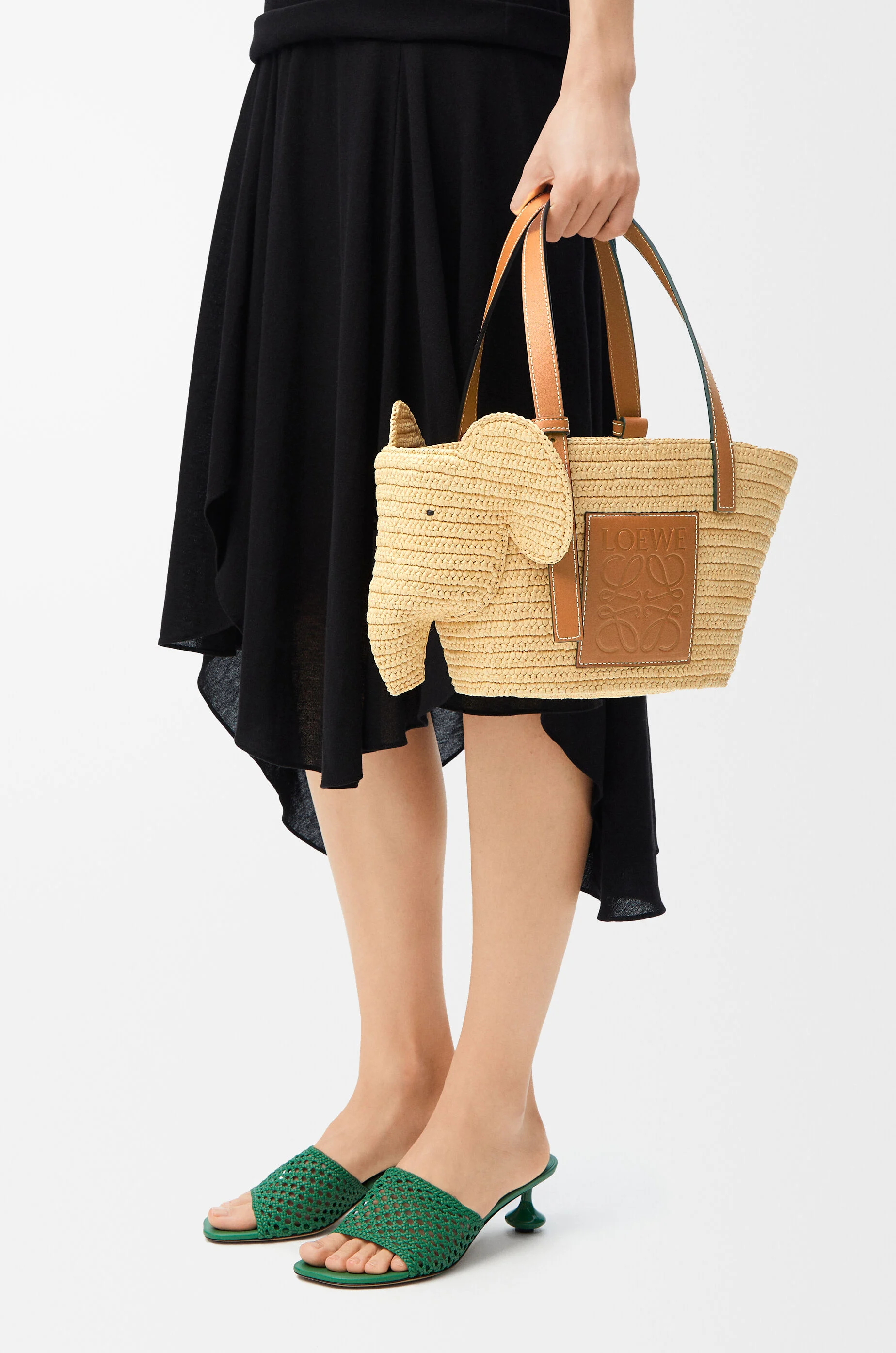 可愛すぎちゃう！　LOEWEエレファント バスケット スモール　ラフィア&カーフ エレファント バスケット スモール（ラフィア&カーフ）-ロエベ公式
