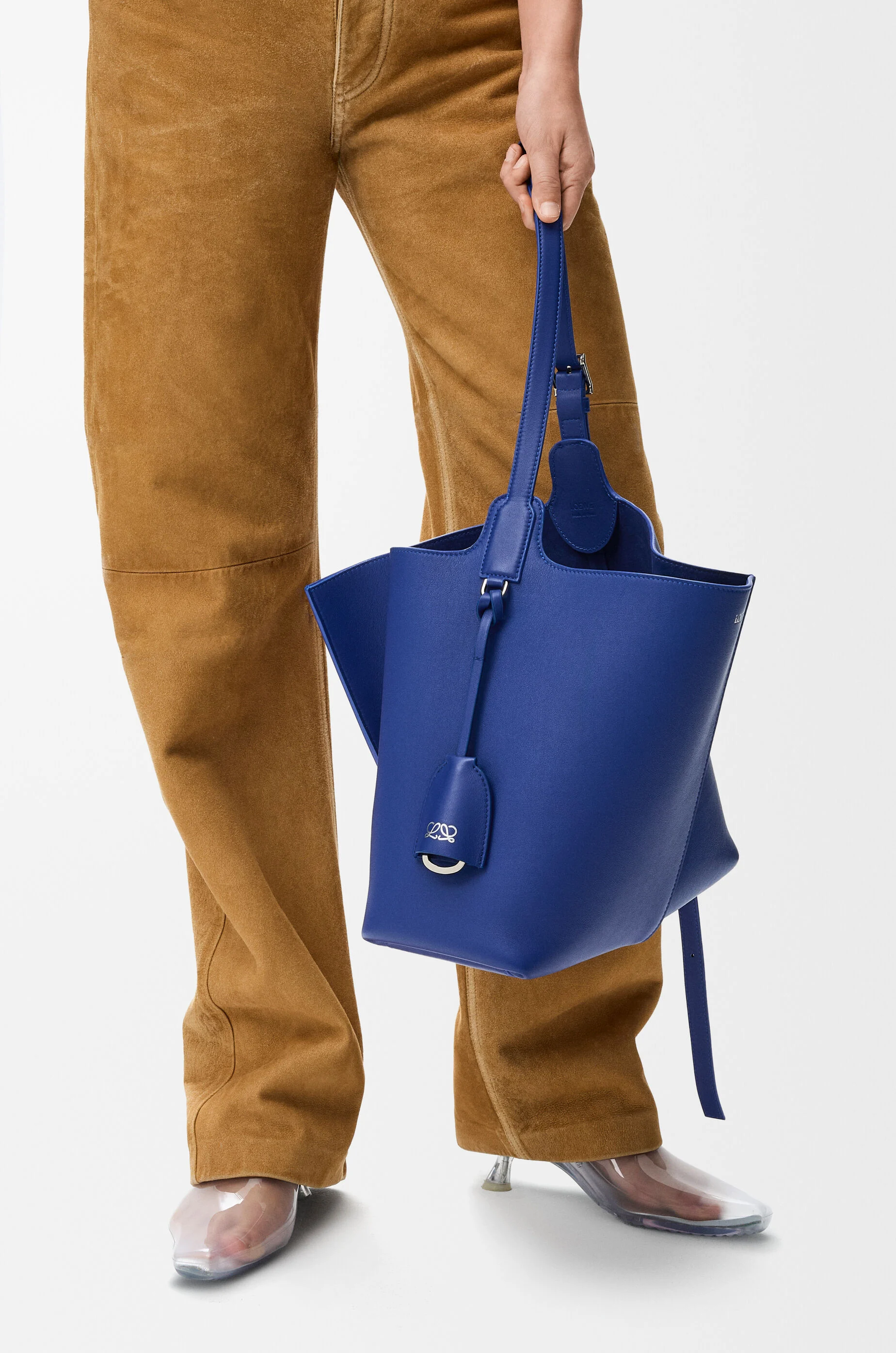 Loewe 女士水桶包 | Loewe 熱門皮包系列 – ロエベ公式オンラインストア