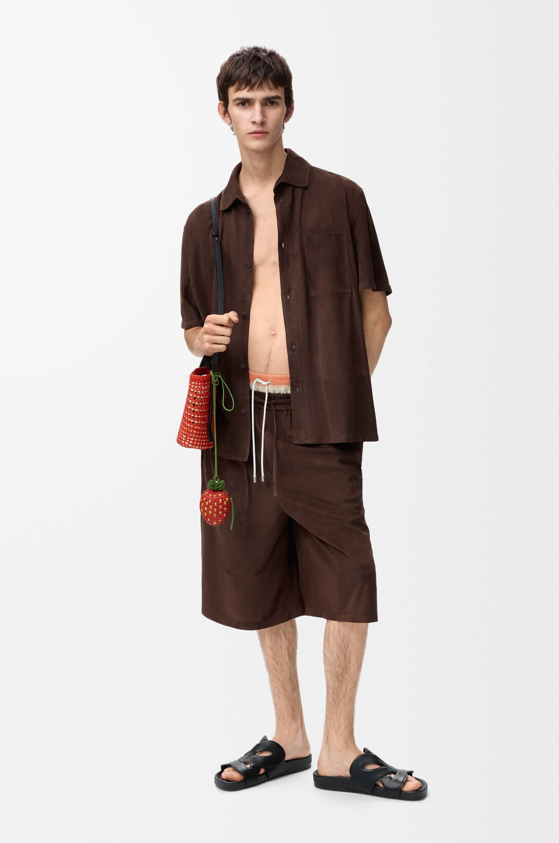 LOEWE メンズ レザーアイテム 人気コレクション｜財布・バッグ・小物