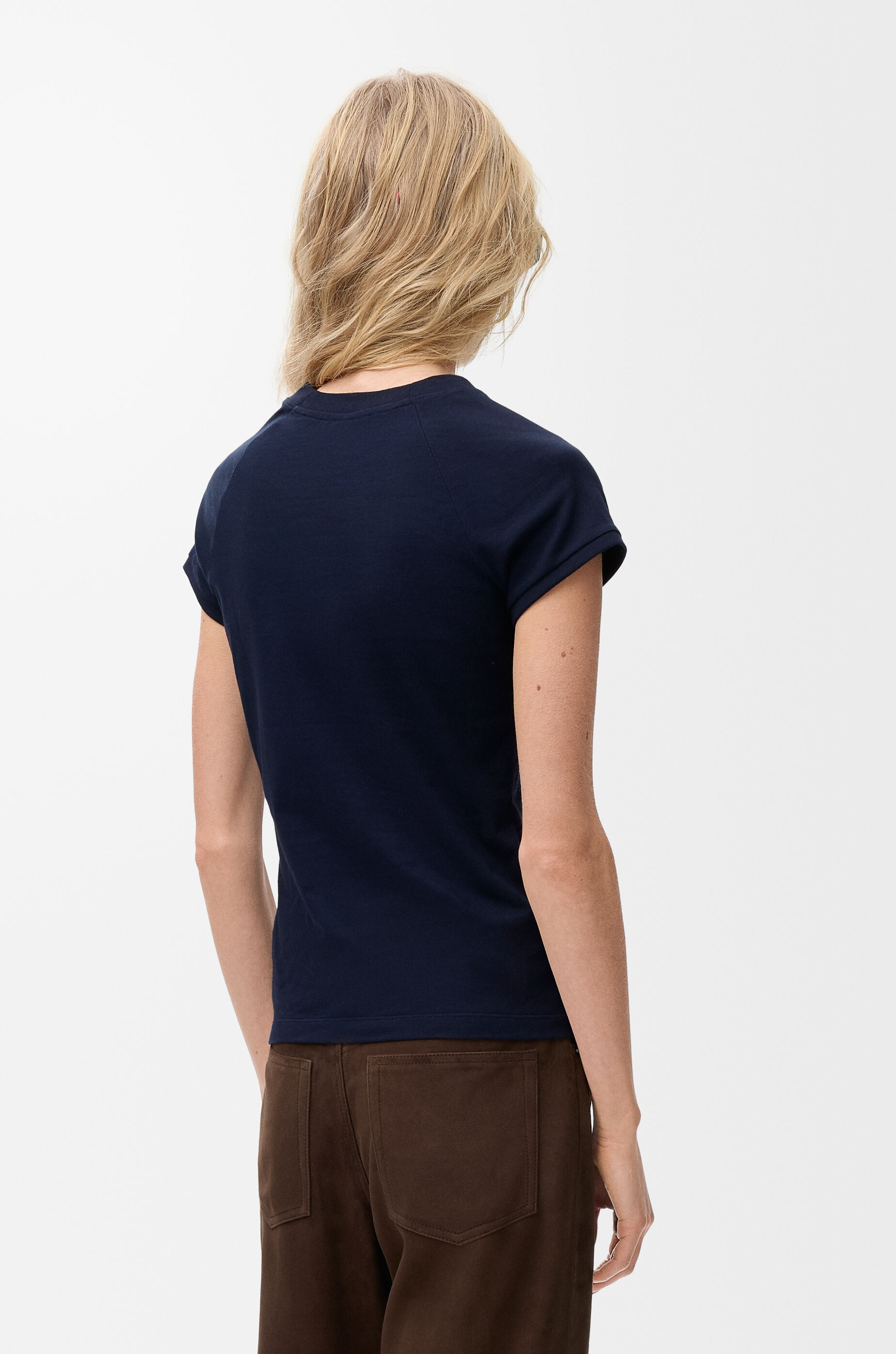 LOEWE スモールフィット Tシャツ｜日常に溶け込む上質なコットンウェア