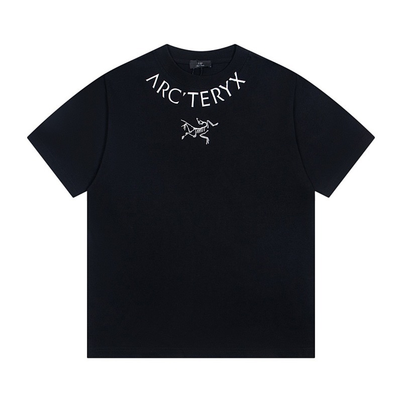 ARC'TERYX 胸にロゴの文字がプリントされている