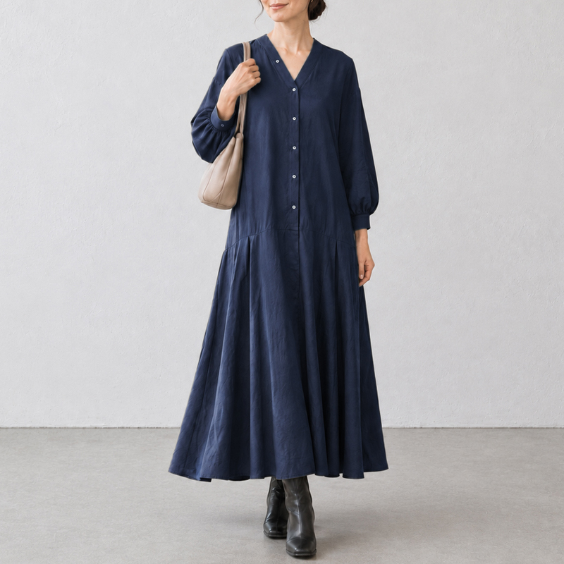 【ゆったり着やせ見え ミモレ丈Vネックワンピース】 バックプリーツデザインで後ろ姿もすっきり。 フロントボタンの縦ラインで、すらっと細見えを叶えます。