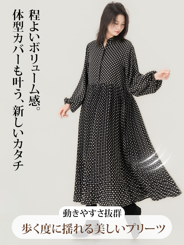 ブラックドット柄の九分袖ワンピース