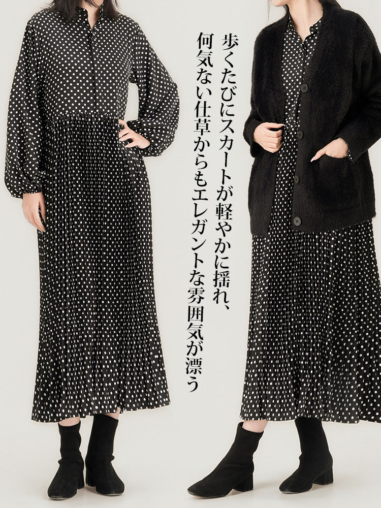 ブラックドット柄の九分袖ワンピース