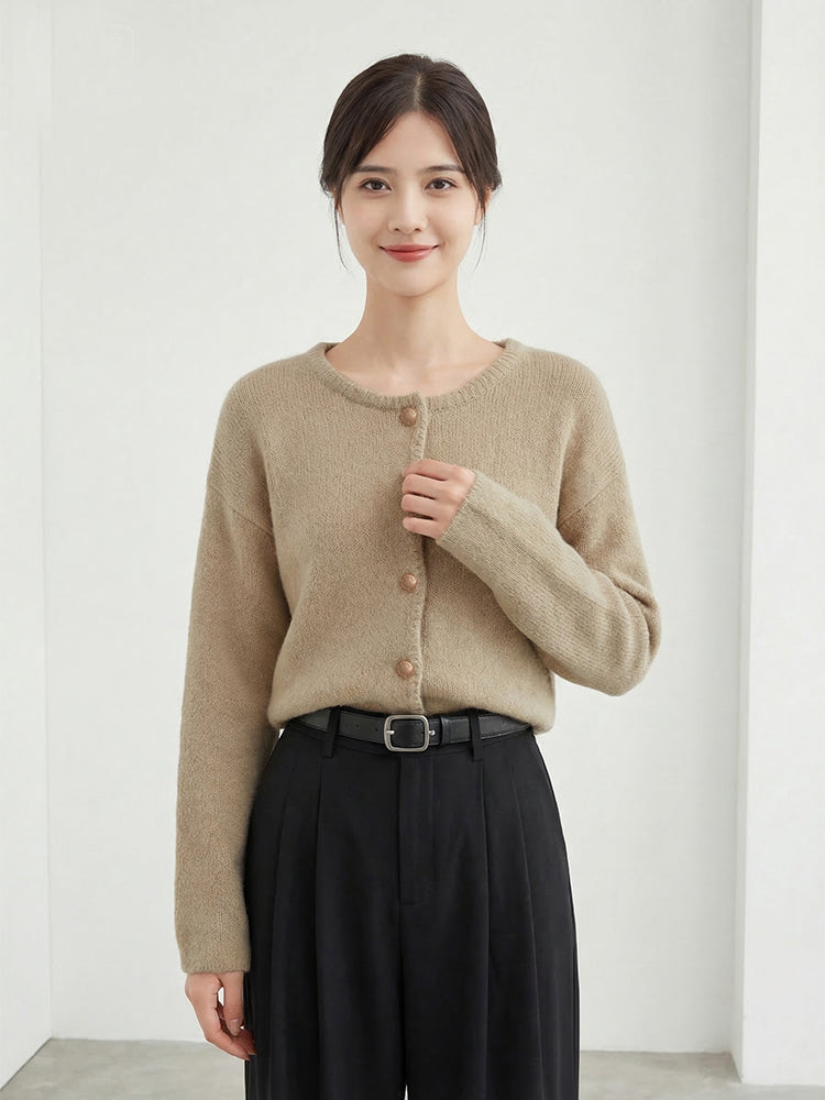 【ゴールドボタンニットショートコート】 品のある優しい雰囲気で、大人の通勤コーデに"