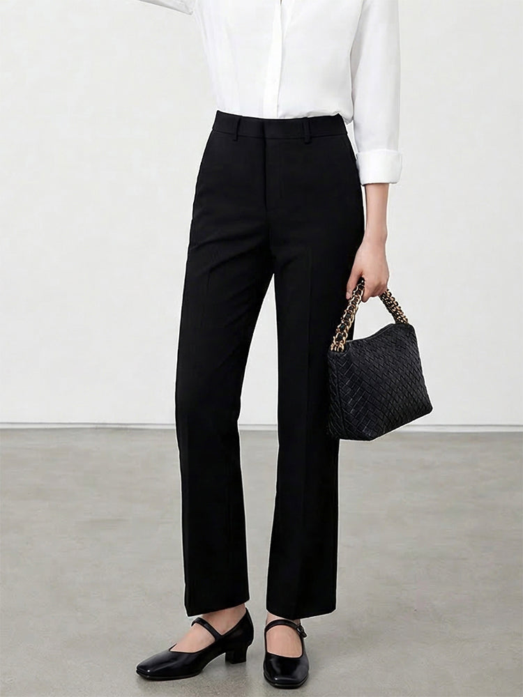 【ややフレアのスーツパンツ】裾がややフレアになったデザインが脚のラインを美しく見せ、より背が高くスリムに見せてくれます。オフィスに欠かせないアイテムです。