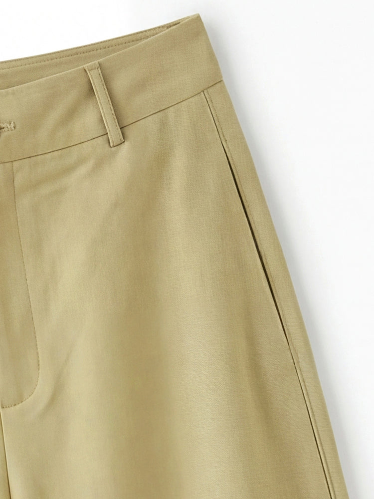 【ヴィンテージ クロップドストレートパンツ】ハイウエスト・バックポケットフラップ付き。軽やかな素材でスタイルアップ、通勤にも上品さをプラス