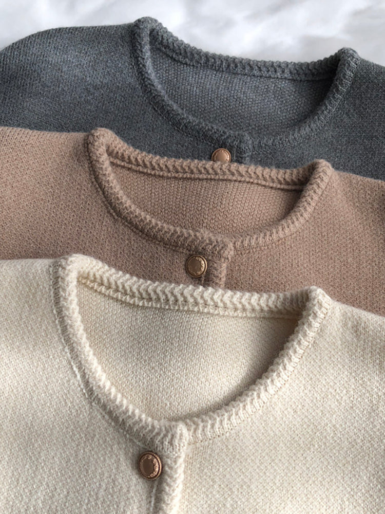 【ゴールドボタンニットショートコート】 品のある優しい雰囲気で、大人の通勤コーデに"