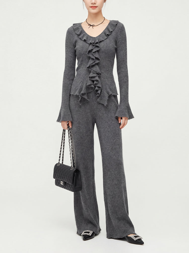 【フリルデザイン きれいめニットセット】セットアップで簡単に高級感演出。ストレッチリブ素材で体にフィットし締め付けず、洗濯機OK