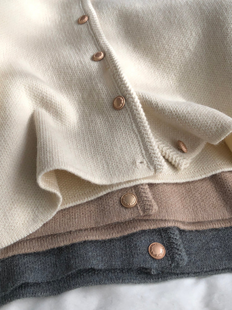【ゴールドボタンニットショートコート】 品のある優しい雰囲気で、大人の通勤コーデに"