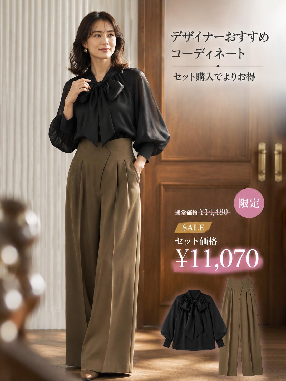 【前後2WAY着用・着痩せ見えボウタイブラウス】 立体感のある大きめボウタイを前後どちらでも楽しめる2WAYデザイン。気分に合わせて着こなしを変えられ、大人女性らしい上品で華やかな印象に仕上がります。