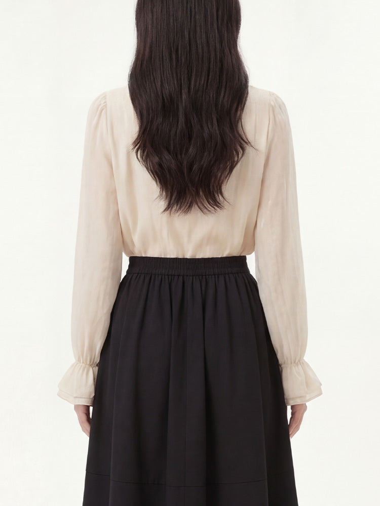 【フレンチシャツ】フリル & 立体フラワーで優しい雰囲気、薄手で通気性抜群、軽やかな着心地