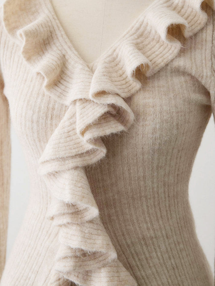 【フリルデザイン きれいめニットセット】セットアップで簡単に高級感演出。ストレッチリブ素材で体にフィットし締め付けず、洗濯機OK