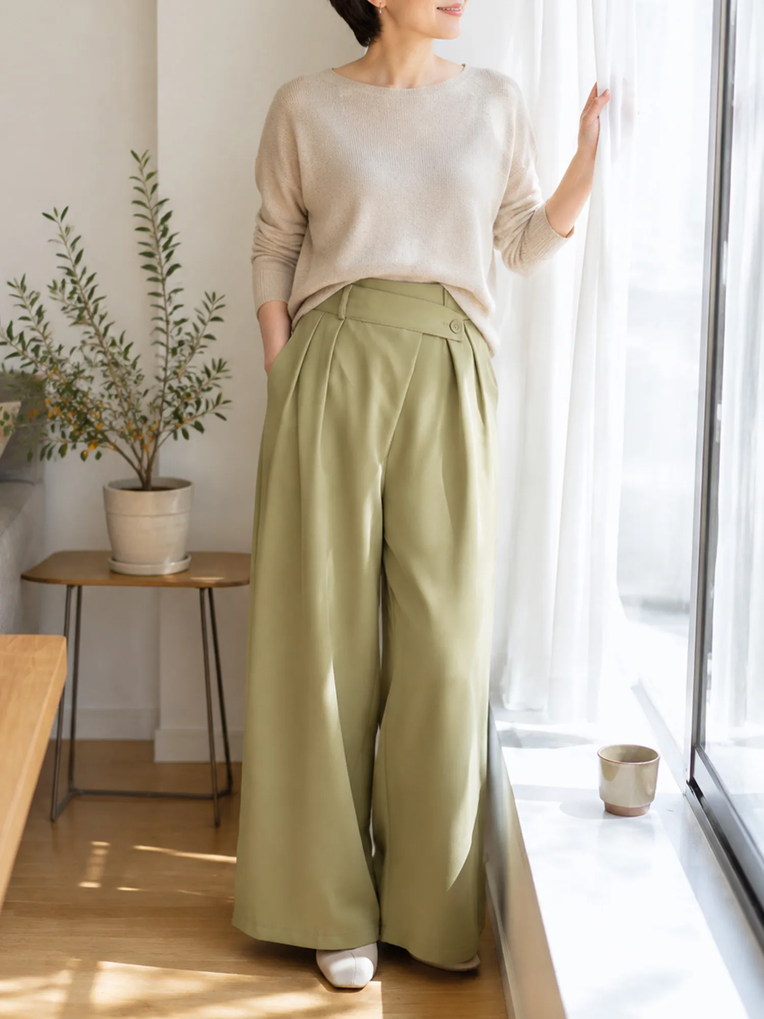 【アシンメトリーハイウエストワイドパンツ】折り込み斜め前立て、ドレープスラックス。前すっきり後ろゆとりで快適。