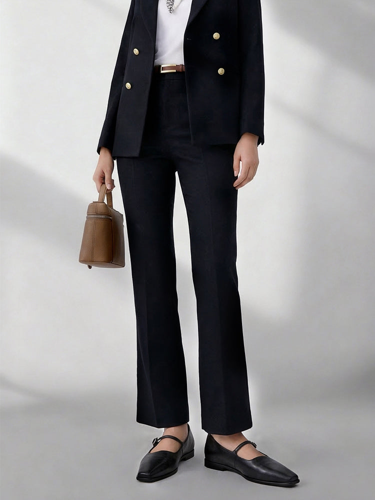 【ややフレアのスーツパンツ】裾がややフレアになったデザインが脚のラインを美しく見せ、より背が高くスリムに見せてくれます。オフィスに欠かせないアイテムです。