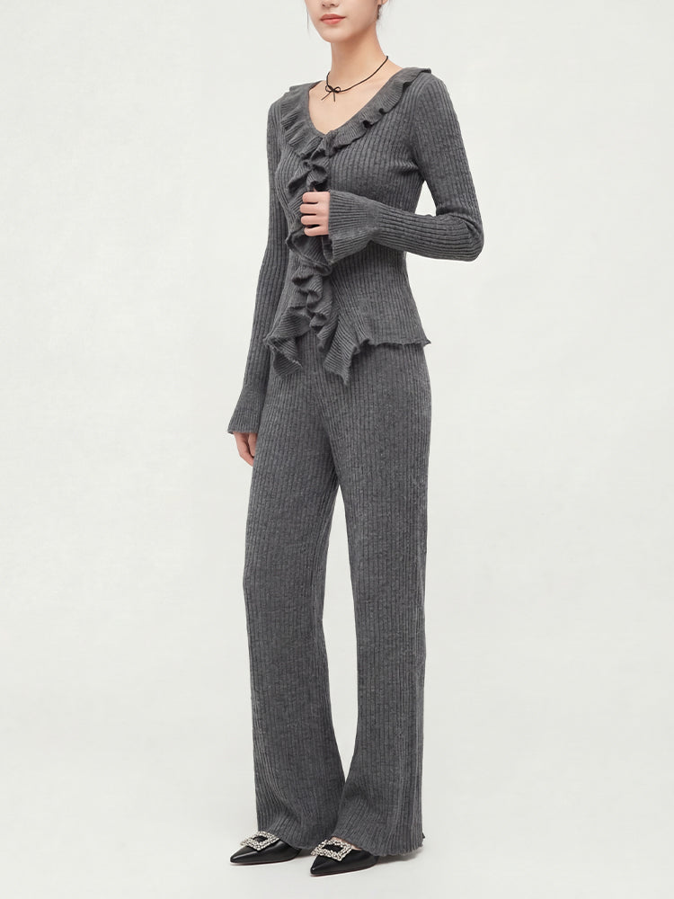 【フリルデザイン きれいめニットセット】セットアップで簡単に高級感演出。ストレッチリブ素材で体にフィットし締め付けず、洗濯機OK