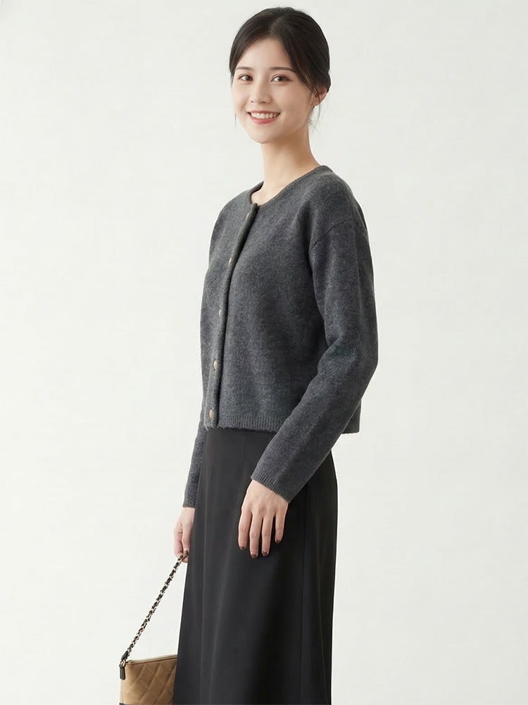 【ゴールドボタンニットショートコート】 品のある優しい雰囲気で、大人の通勤コーデに"