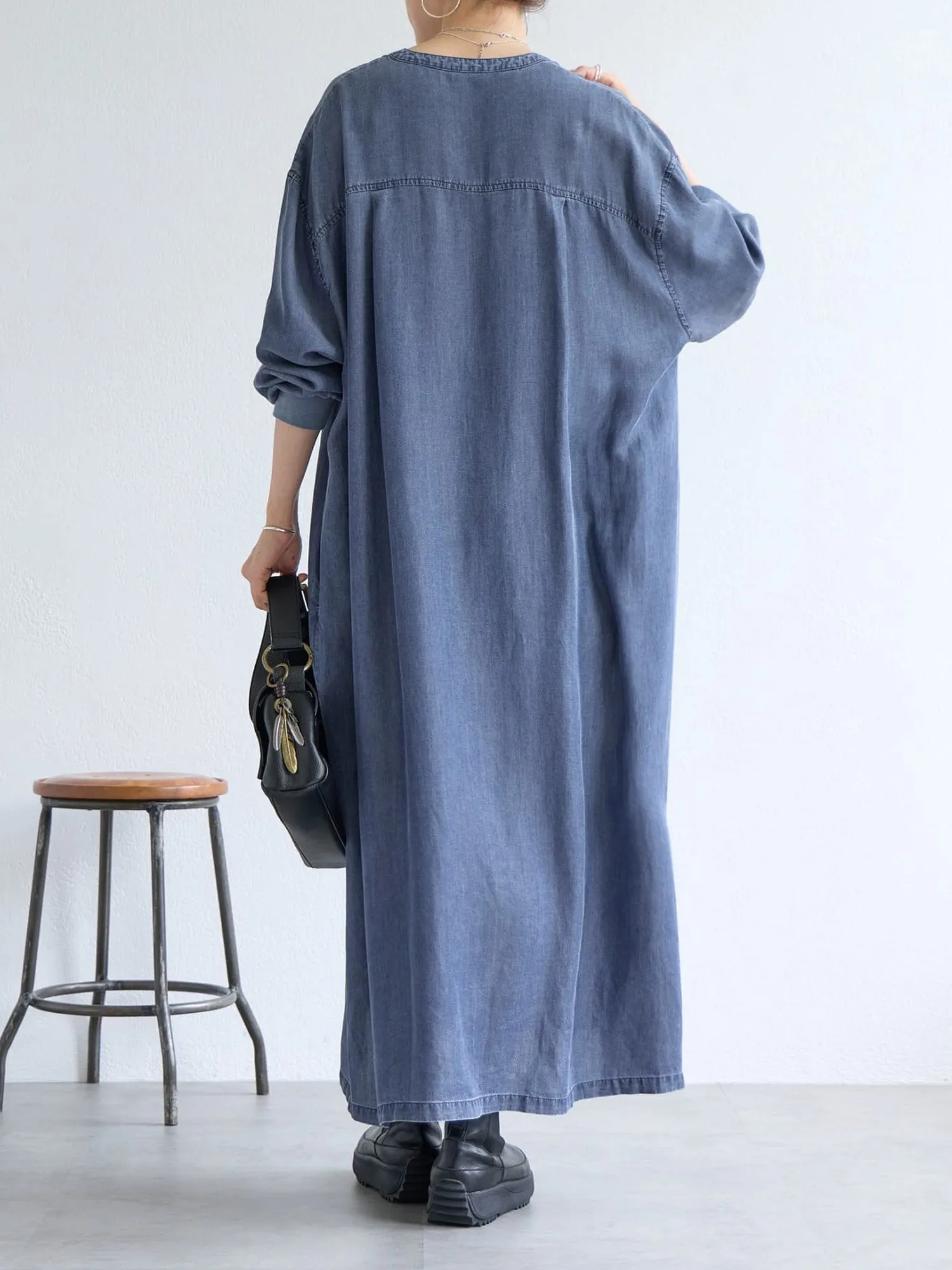 【ヴィンテージ風ルーズデニムシャツワンピース】ゆったりとしたストレートシルエットが、ウエスト・ヒップ・脚のラインを自然にカバー
