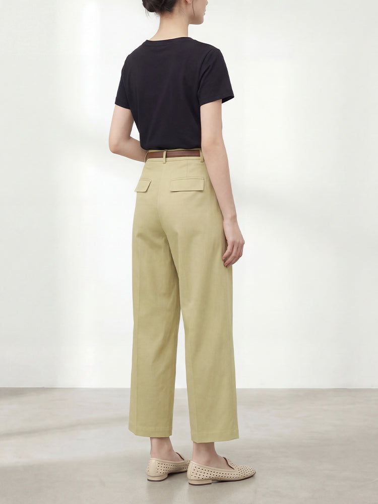 【ヴィンテージ クロップドストレートパンツ】ハイウエスト・バックポケットフラップ付き。軽やかな素材でスタイルアップ、通勤にも上品さをプラス
