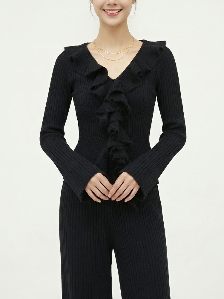 【フリルデザイン きれいめニットセット】セットアップで簡単に高級感演出。ストレッチリブ素材で体にフィットし締め付けず、洗濯機OK