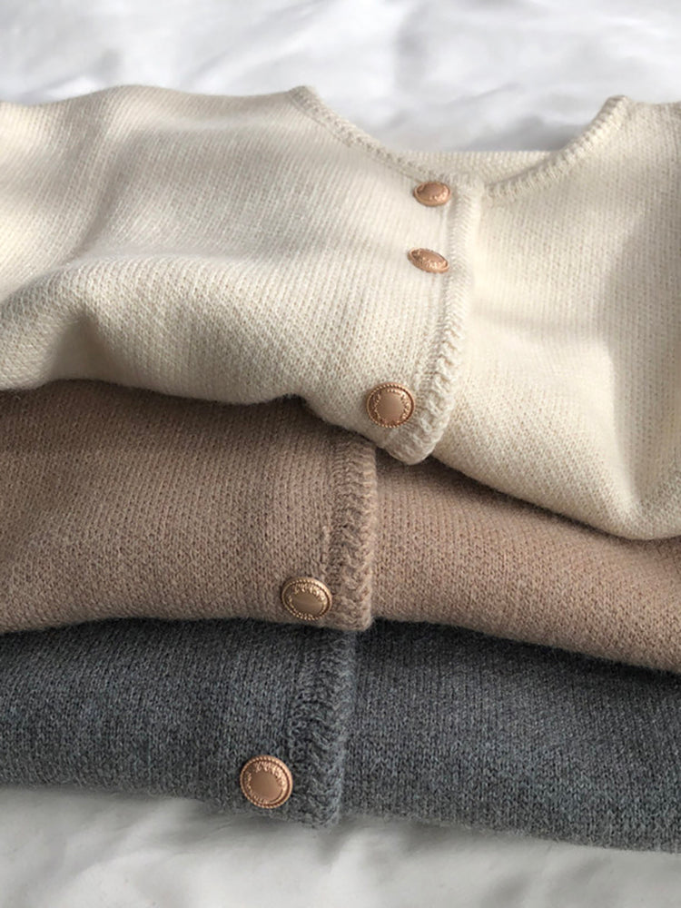 【ゴールドボタンニットショートコート】 品のある優しい雰囲気で、大人の通勤コーデに"