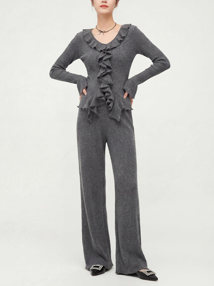 【フリルデザイン きれいめニットセット】セットアップで簡単に高級感演出。ストレッチリブ素材で体にフィットし締め付けず、洗濯機OK