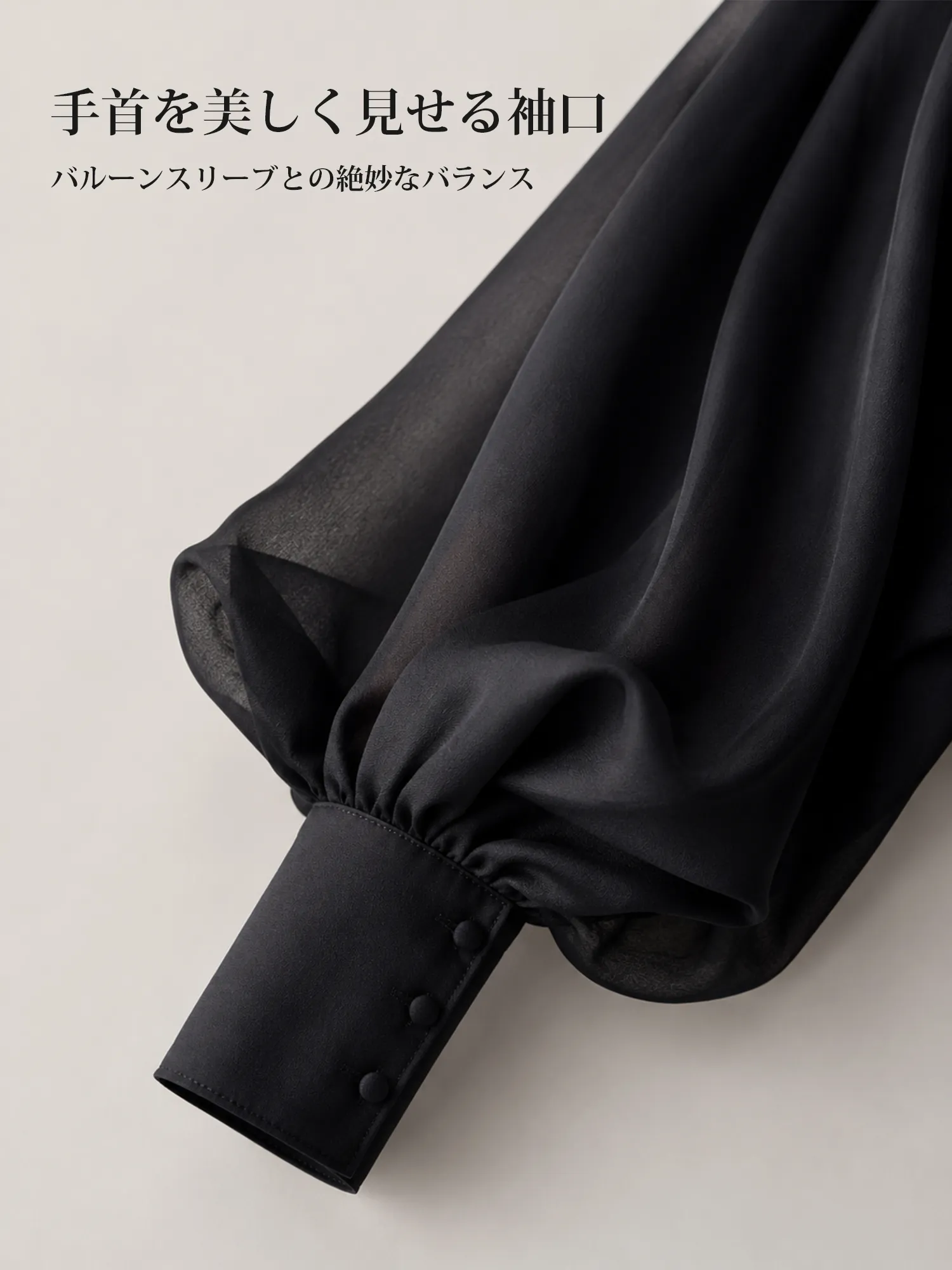 【前後2WAY着用・着痩せ見えボウタイブラウス】 立体感のある大きめボウタイを前後どちらでも楽しめる2WAYデザイン。気分に合わせて着こなしを変えられ、大人女性らしい上品で華やかな印象に仕上がります。