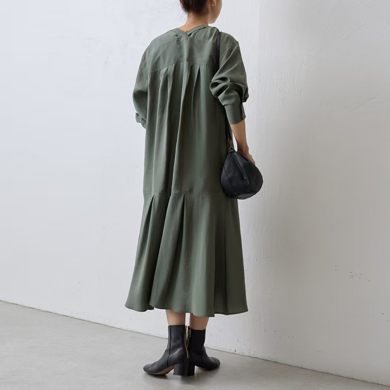 【ゆったり着やせ見え ミモレ丈Vネックワンピース】 バックプリーツデザインで後ろ姿もすっきり。 フロントボタンの縦ラインで、すらっと細見えを叶えます。
