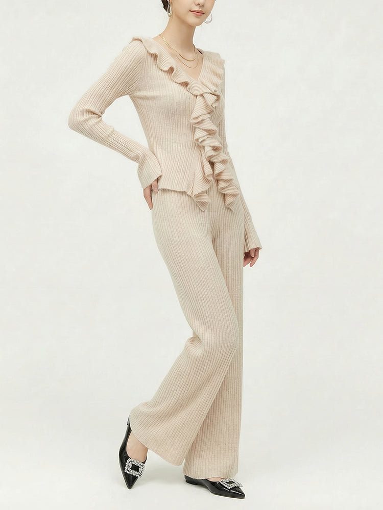 【フリルデザイン きれいめニットセット】セットアップで簡単に高級感演出。ストレッチリブ素材で体にフィットし締め付けず、洗濯機OK