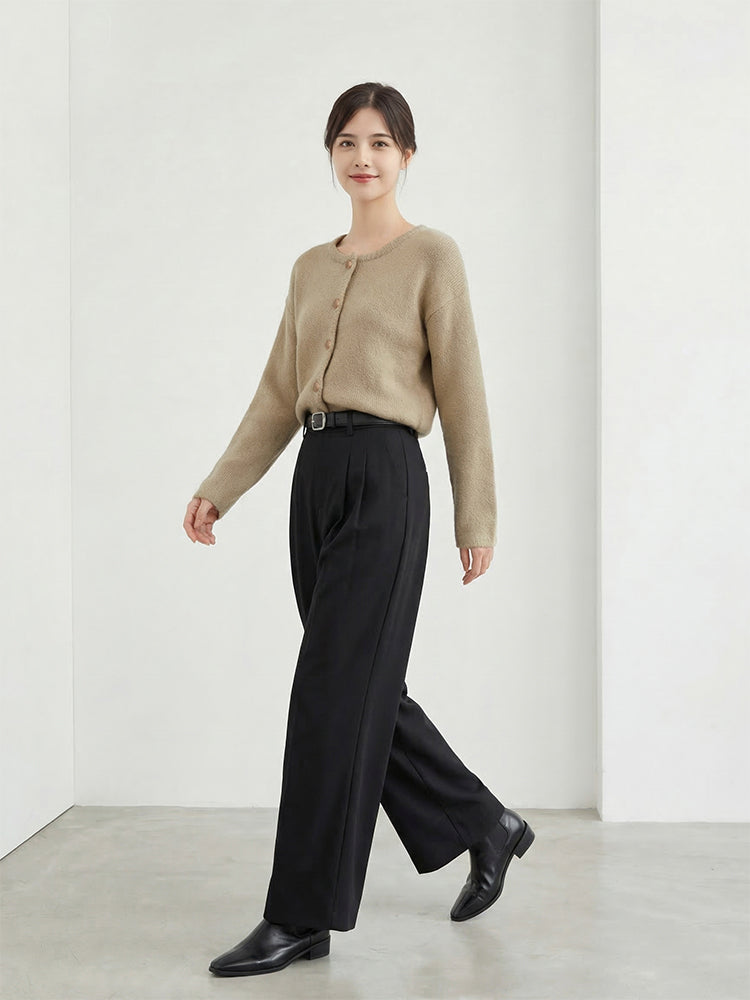 【ゴールドボタンニットショートコート】 品のある優しい雰囲気で、大人の通勤コーデに"