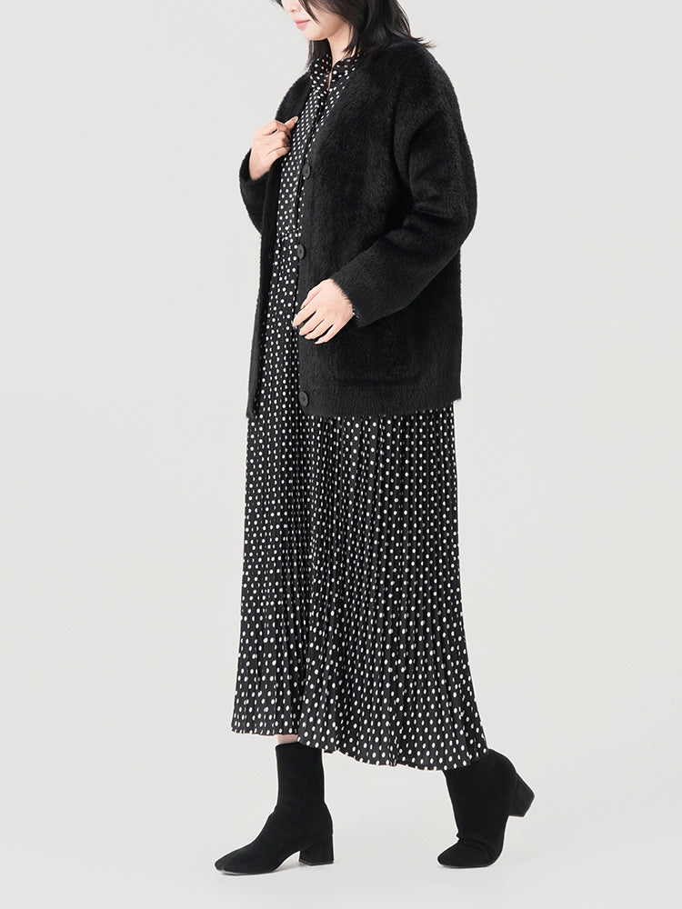 ブラックドット柄の九分袖ワンピース