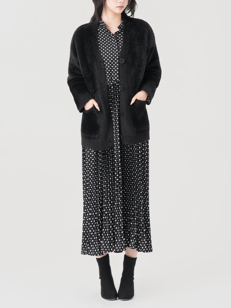 ブラックドット柄の九分袖ワンピース