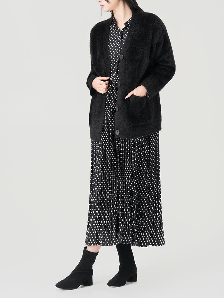 ブラックドット柄の九分袖ワンピース