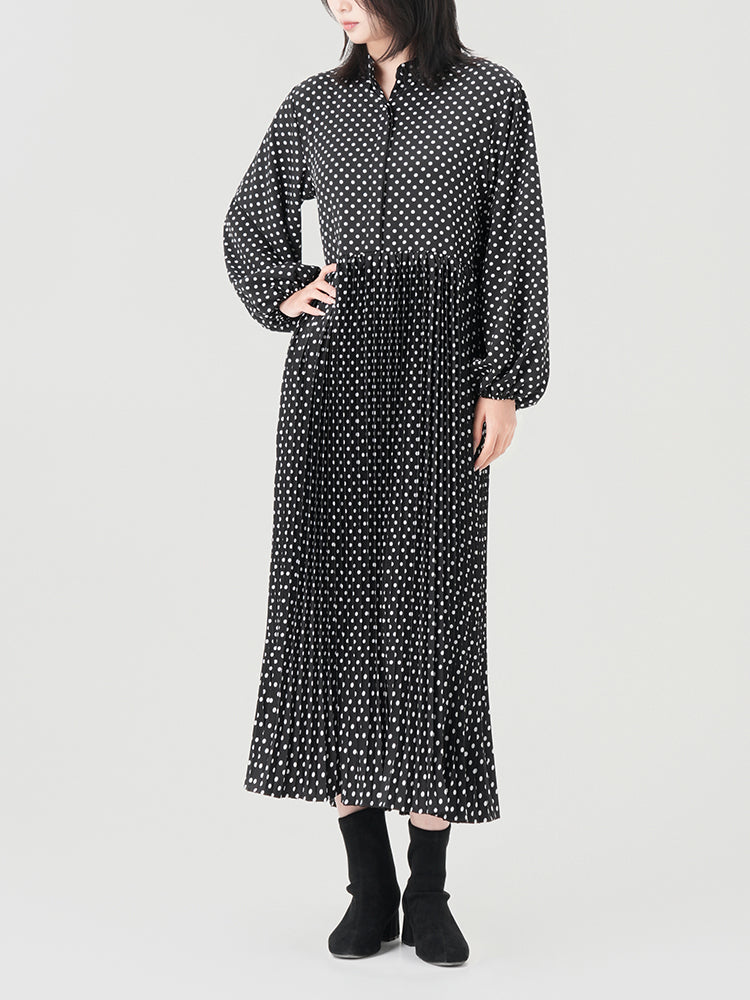 ブラックドット柄の九分袖ワンピース