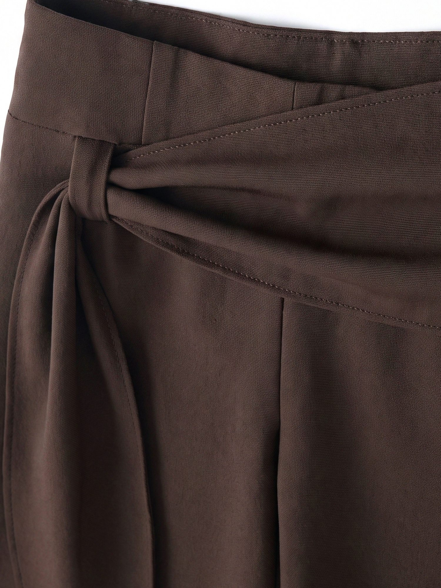【ハイウエストワイドパンツ】ラップスカートや着物の襟合わせを思わせる斜めのレイヤードデザインを取り入れ、アシンメトリーな包み込みウエストに仕上げました。