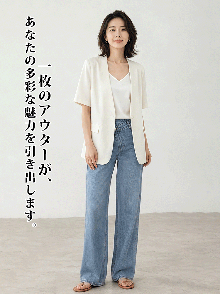 【アセテートサテン半袖ジャケット】すっきりとしたノーカラーディープVと、ゆったりとした五分袖のシルエットが、二の腕を優しくカバーしながら、ペーパーライクなほどに洗練された姿を彫り出します。