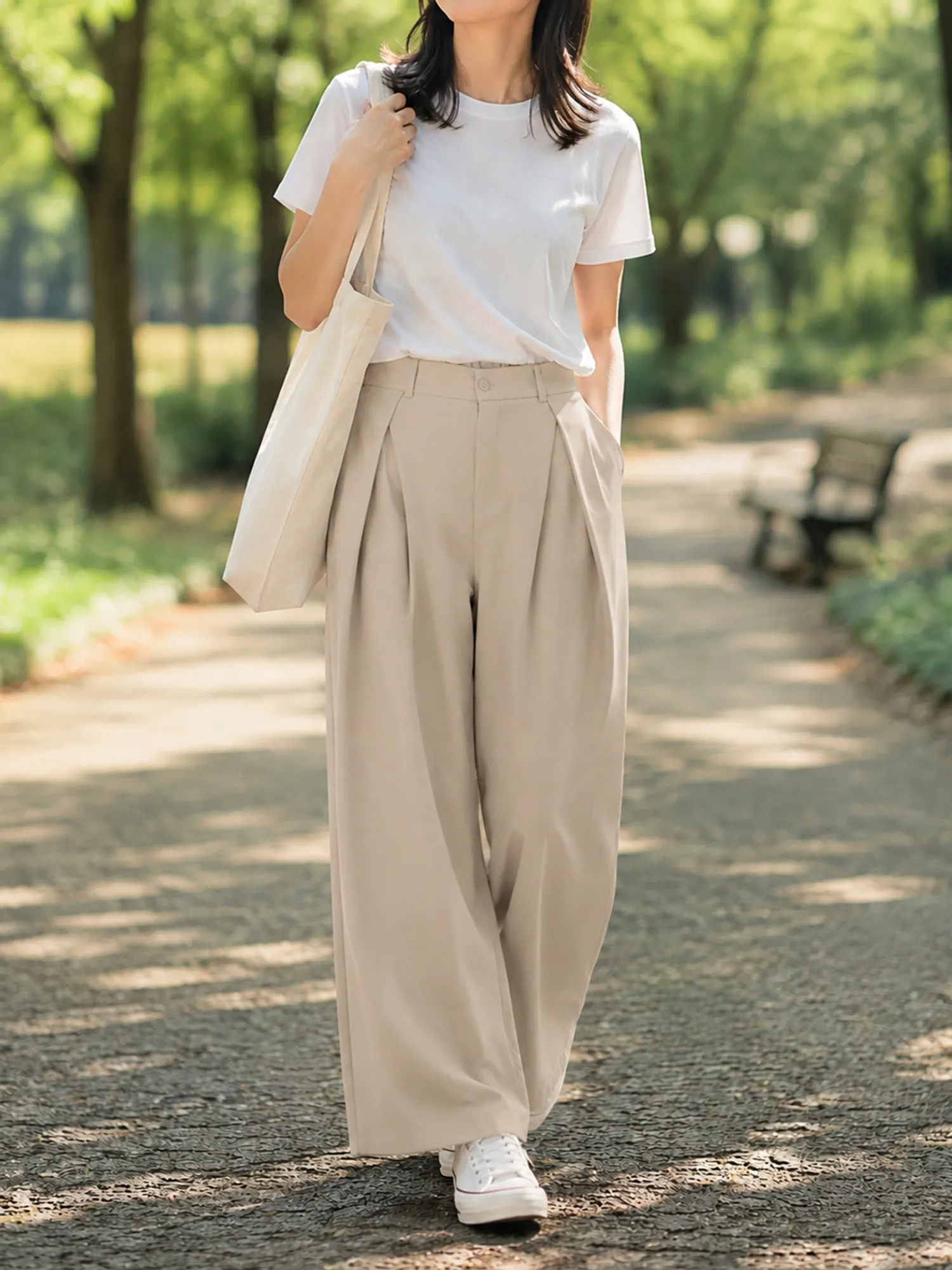 【ダレ感プリーツゆとりワイドパンツ】スーツの高さをキープする「インタック」を採用し、お腹を押さえて少し突き出し、骨盤を横に広げるようにしました。