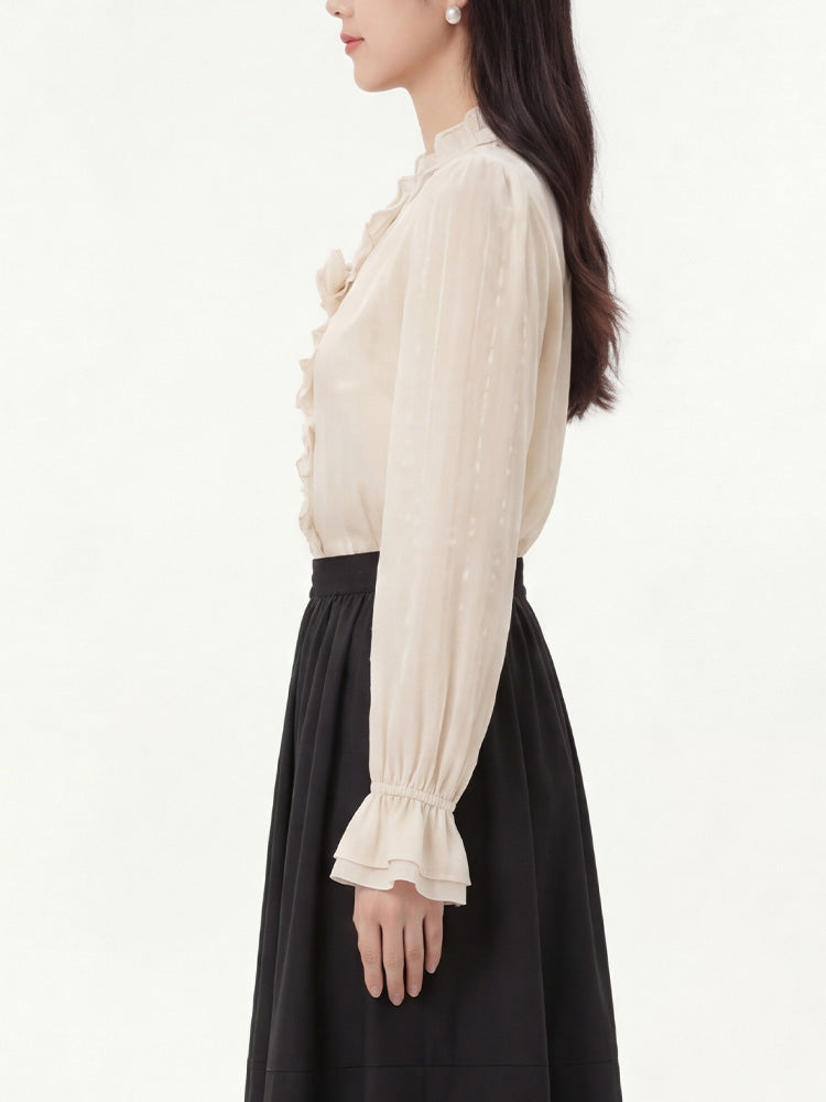 【フレンチシャツ】フリル & 立体フラワーで優しい雰囲気、薄手で通気性抜群、軽やかな着心地