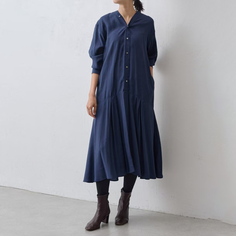 【ゆったり着やせ見え ミモレ丈Vネックワンピース】 バックプリーツデザインで後ろ姿もすっきり。 フロントボタンの縦ラインで、すらっと細見えを叶えます。