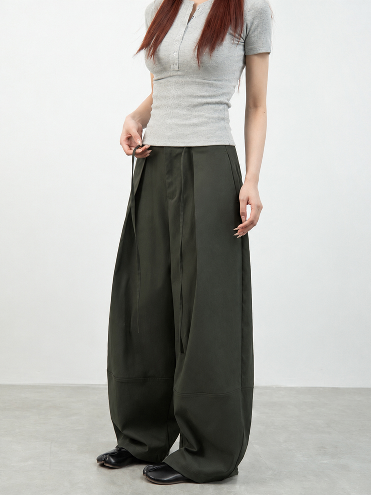 【ドローストリングタックワイドパンツ】 タックでお腹まわりをカバー、ワイドシルエットで脚のラインを拾いにくい。秋の装いに映える、すっきり見えワイドパンツ。
