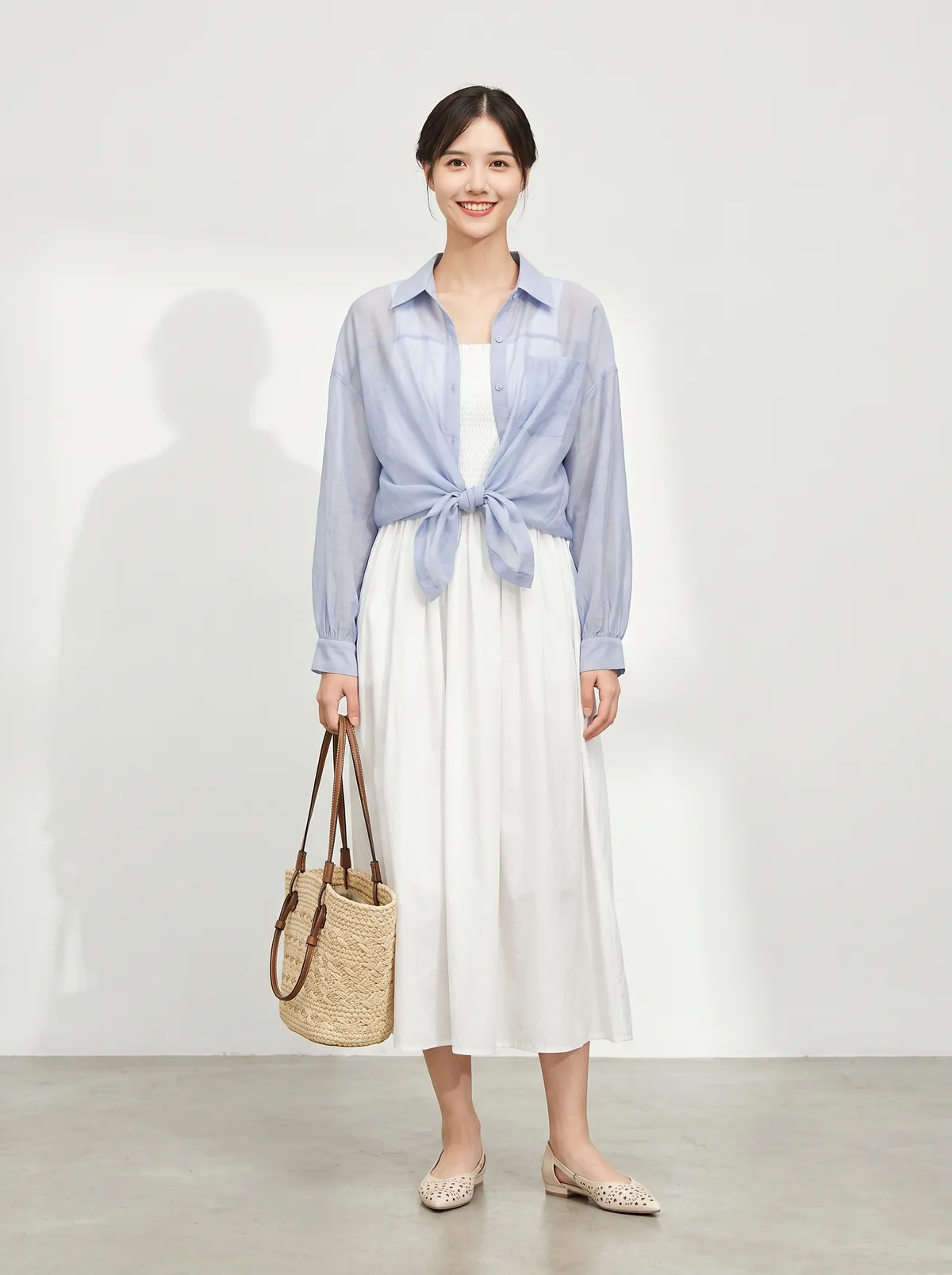 透け感シャツを重ねた涼やかなワンピーススタイル