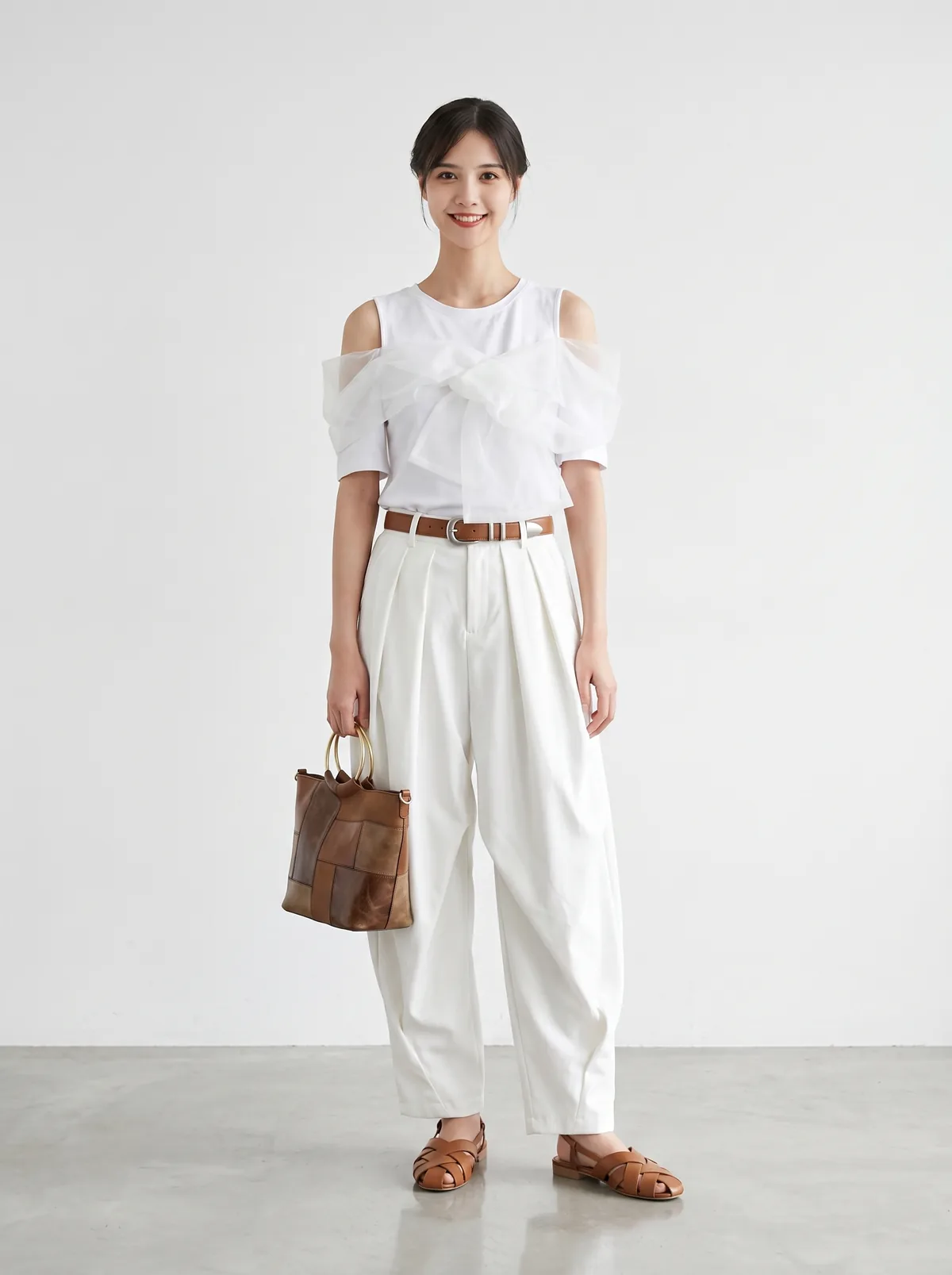 白のトップスとゆったりパンツの軽快なスタイル