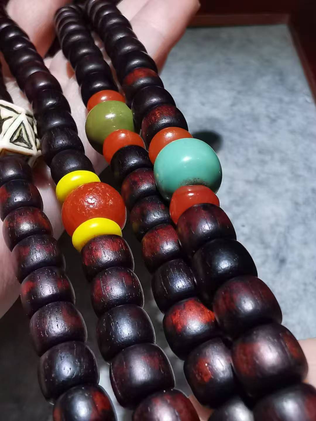 13784 Heritage collectible-grade Tibetan old rosewood prayer beads set with old high-grade white Buddha head and old Gannan top bead, complete set of 108 beads   传世收藏级藏传老紫檀搭配老高级白佛头老甘南顶珠成套108佛珠