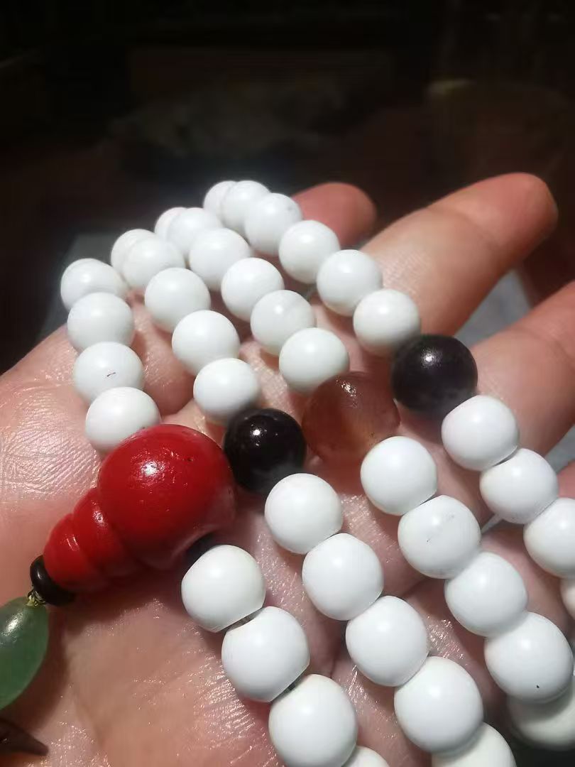 13893 Tibetan Antique Conch 108-Bead Mala with Old Garnet, Old Glass Buddha Head, and Old Meteorite Gawu Box Pendant藏传老砗车108佛珠搭配老石榴石老琉璃佛头老天铁噶乌盒吊坠